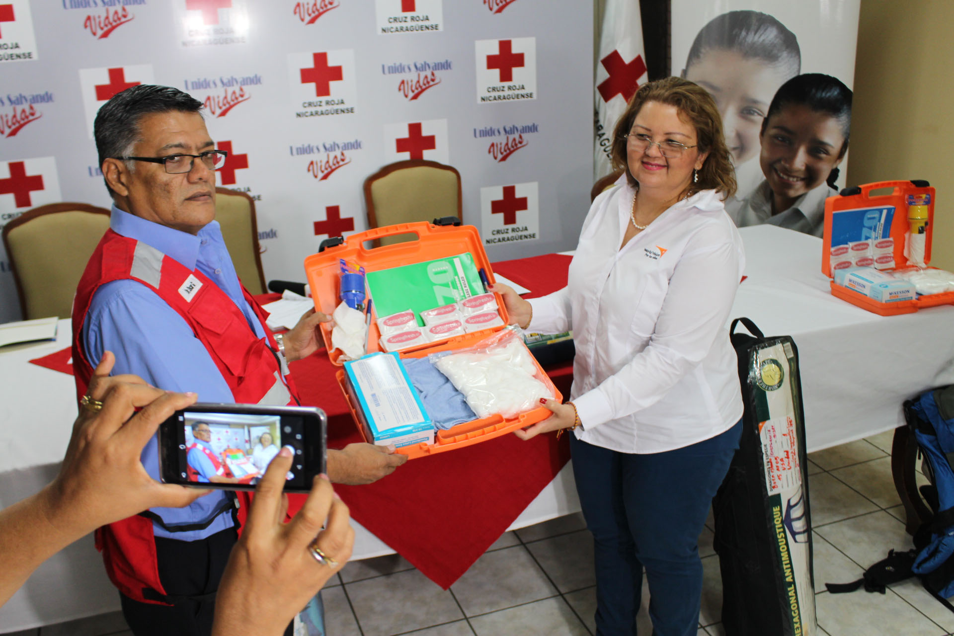World Vision dona equipos a la Cruz Roja