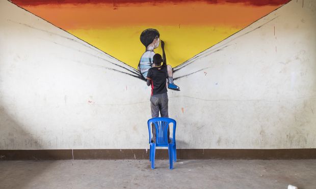 Artistas callejeros internacionales ayudan a niños refugiados de Sudán del Sur a contar sus historias