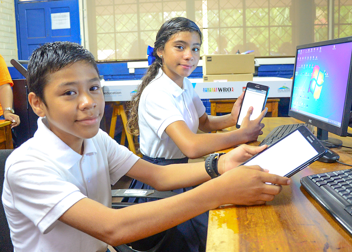 Polaris Energy S.A. y World Vision entregan tablets a estudiantes de secundaria