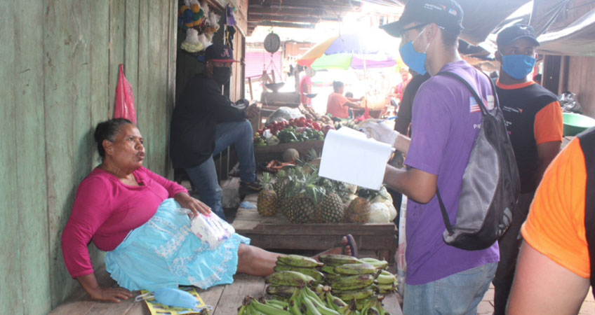 Los kits de higiene también se entregaron en el mercado de Puerto Cabezas.