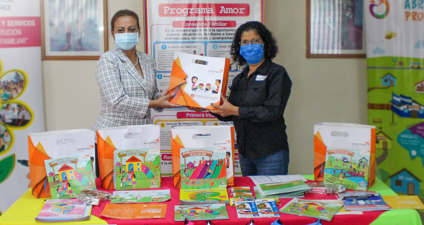 World Vision entrega a Mifan kits de higiene y kits de Protección y Ternura