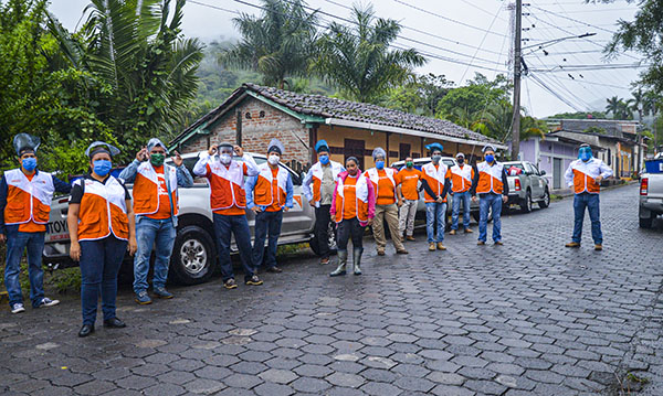 Personal y voluntarios de World Vision Nicaragua durante la entrega de kits en San Ramón, Matagalpa.