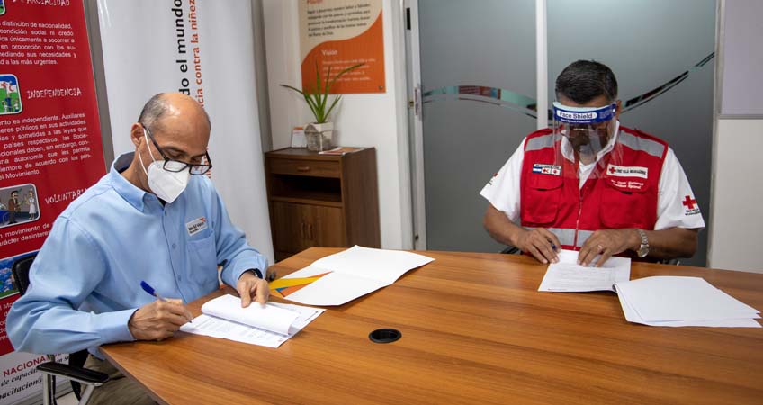 Representantes de World Vision y Cruz Roja Nicaragüense durante la firma del convenio.