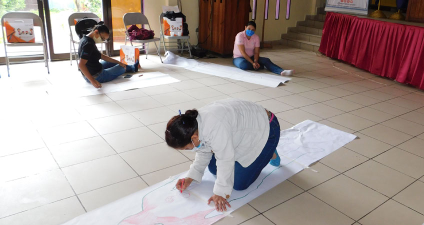 Participantes realizan ejercicio de metodología Crianza con Ternura.