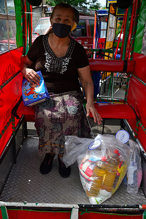 Beneficiada con paquete de alimentos.