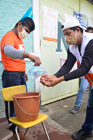 Voluntarios contribuyen a garantizar las medidas de higiene.