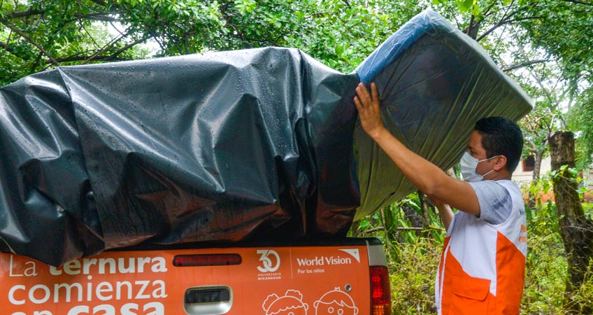 World Vision distribuye ayuda a familias afectadas por Huracán Eta en Nicaragua.
