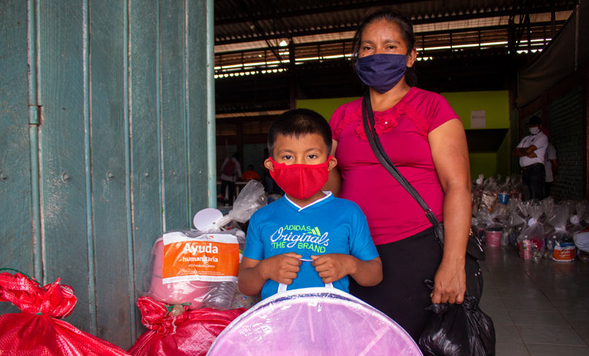 Elietson (6) y su mamá Damaris, quien recibe kit de ayuda humanitaria.