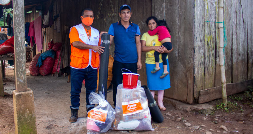 Don Alcides, de Pantasma, recibe ayuda humanitaria de World Vision.