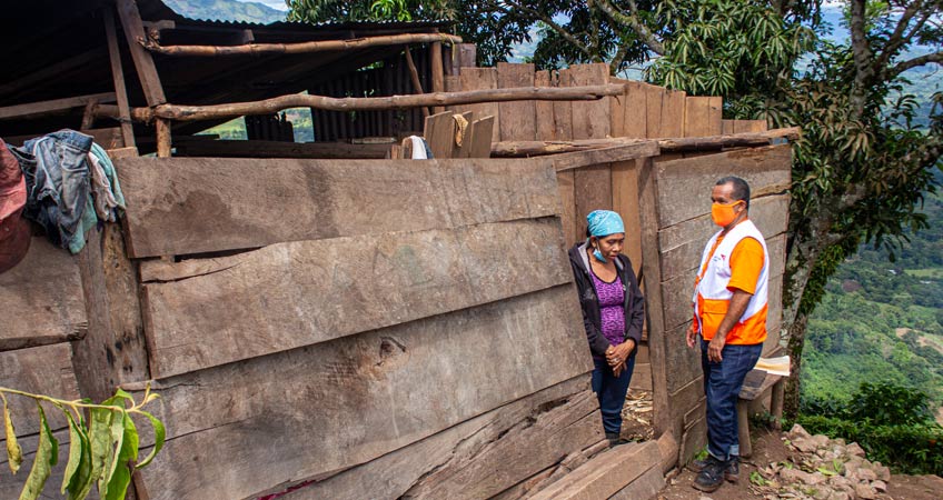 Equipo de World Vision evalúa condiciones de la vivienda de Santos Inés, en Pantasma.