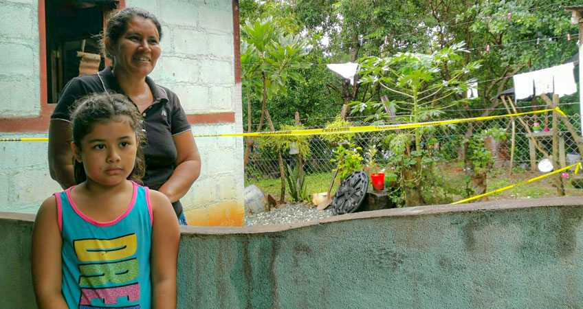 Niña y su familia damnificada por el Huracán Eta en Nicaragua.