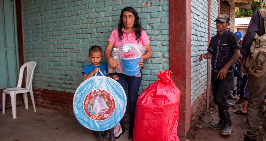 Elder acompaña a su abuela Francisca a retirar ayuda humanitaria.