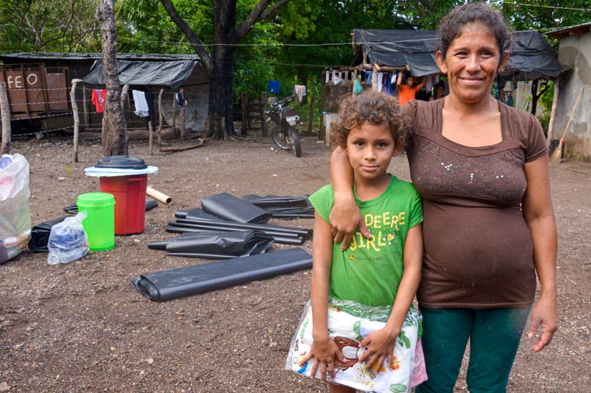 Familia beneficiada por World Vision tras ser afectada por el paso del Huracán Eta.