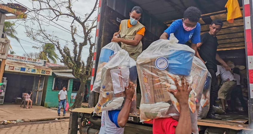 Descarga de ayuda humanitaria en Bilwi.