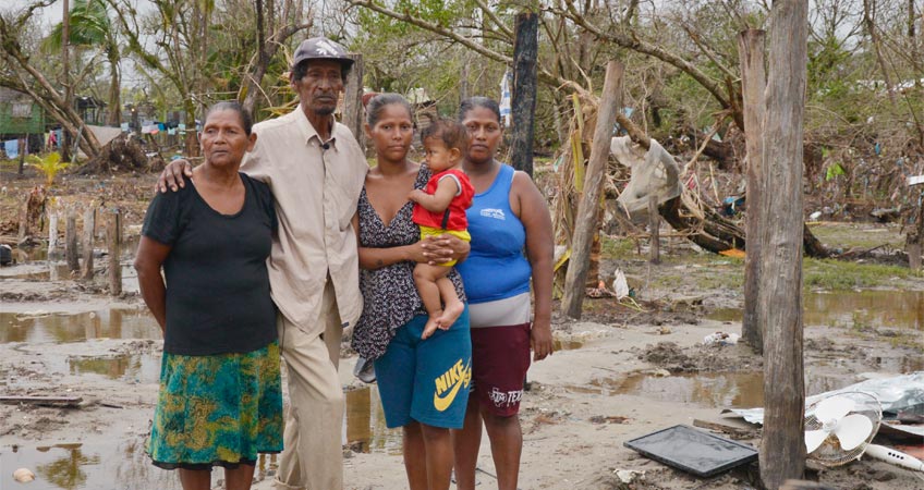 Don Filemón y parte de su familia visitan el lugar en el que estaba su casa.