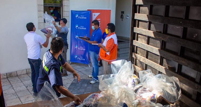 Paquetes alimenticios donados por Ficohsa serán distribuidos en comunidades de la Costa Caribe Norte.