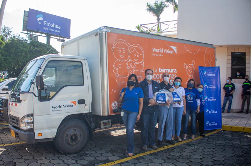 Entrega de paquetes alimenticios de Ficohsa a World Vision Nicaragua.