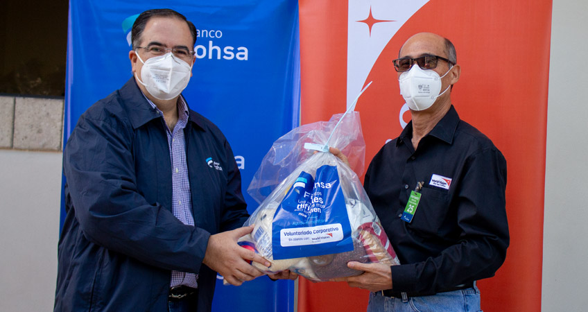 Rubén Buitrago, Gerente General de Banco Ficohsa, junto a Oscar Chicas, Director Nacional de World Vision.