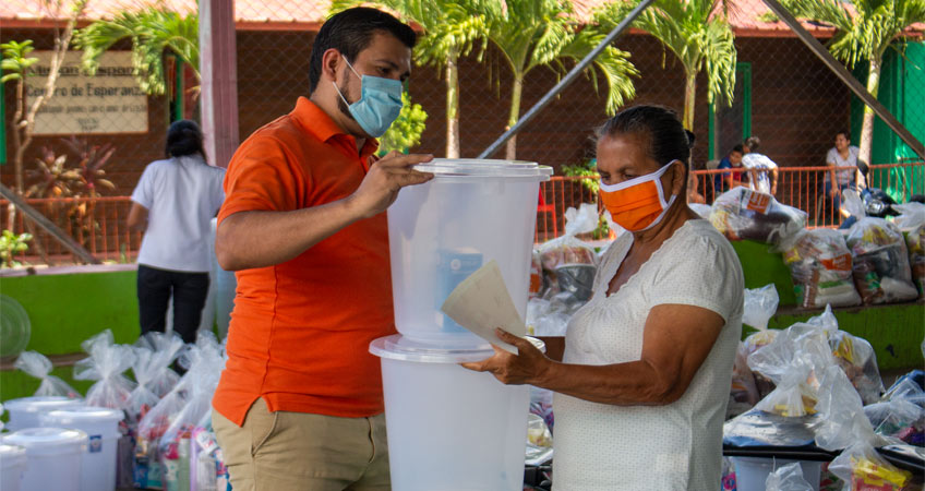 Beneficiaria recibe indicaciones para el armado y uso correcto de filtro de agua.