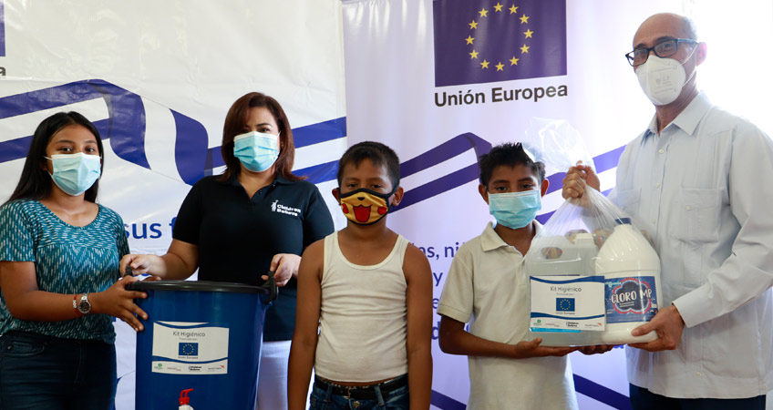 Niñas y niños reciben kits de ayuda humanitaria.