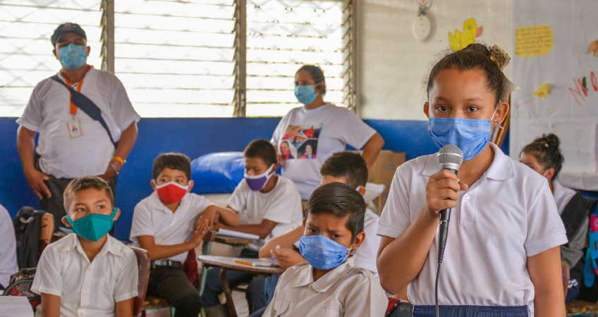 Niñas y niños exponen sus necesidades ante equipo de World Vision Nicaragua.