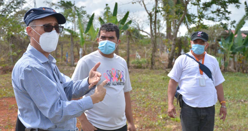 Oscar Chicas, Director Nacional de World Vision Nicaragua, conversa con líderes comunitarios en Siuna.