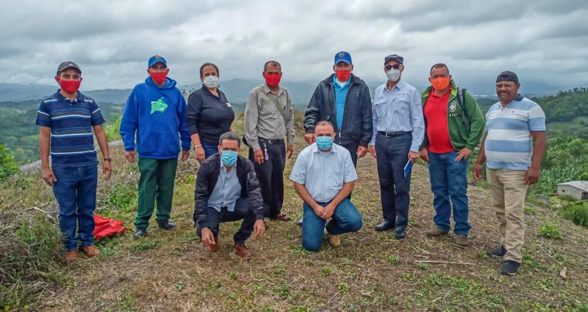 Equipo de World Vision junto a líderes comunitarios en Pantasma.