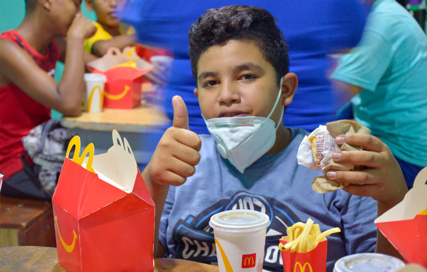 Niño disfruta de Cajita Feliz donada por McDonald's Nicaragua.