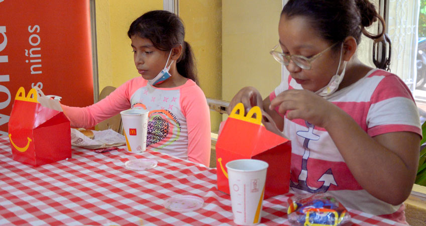 Niñas disfruta de Cajita Feliz donada por McDonald's Nicaragua.