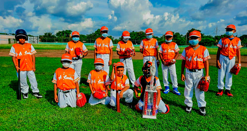 Niñas y niños lucen sus uniformes para jugar besibol.
