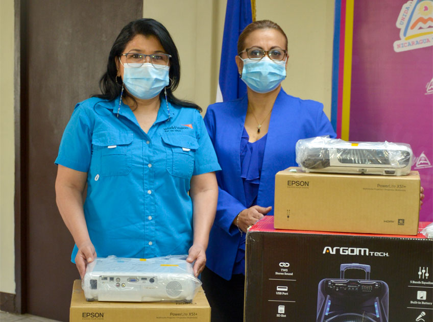 World Vision dona paquetes tecnológicos para fortalecer las capacitaciones en metodologías de protección