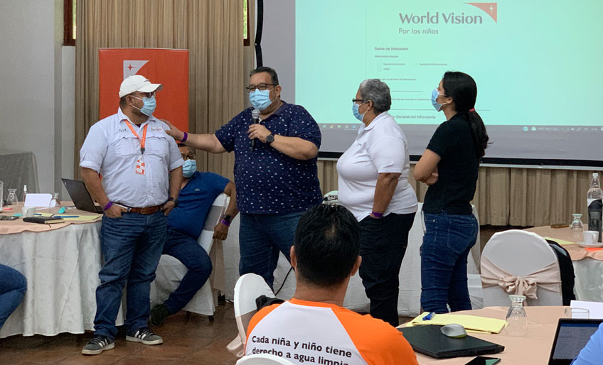Equipo de World Vision durante entrenamiento de preparación para la respuesta a desastres.