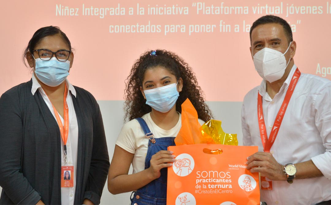 Adolescente reconocida por World Vision Nicaragua.