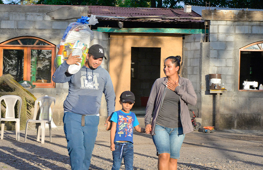 Familia nicaragüense recibe ayuda humanitaria tras emergencia.