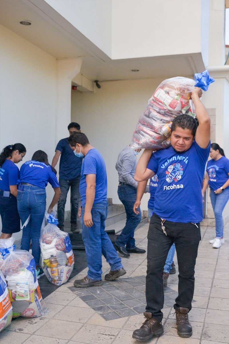 Voluntarios Ficohsa apoyan entrega de ayuda humanitaria.