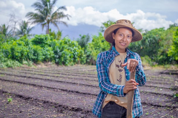 Persona en un campo de cultivo
