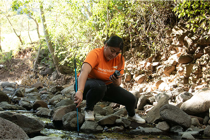 Wilhem Martínez, especialista WASH de World Vision Nicaragua trabajando en una comunidad rural.