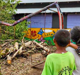 El Huracán Iota destruyó el área de juegos en el Albergue La Esperanza.