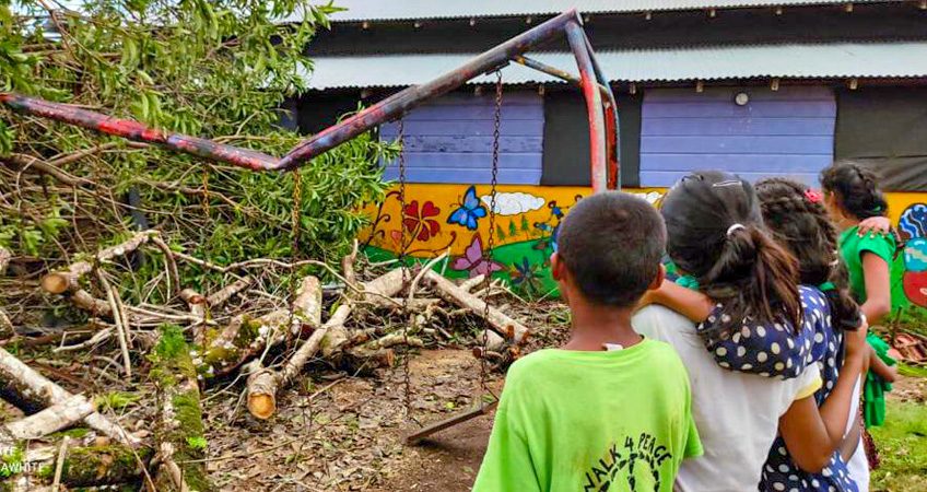 El Huracán Iota destruyó el área de juegos en el Albergue La Esperanza.