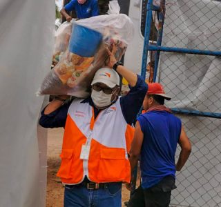 Entrega de alimentos a familias damnificadas en Bilwi.