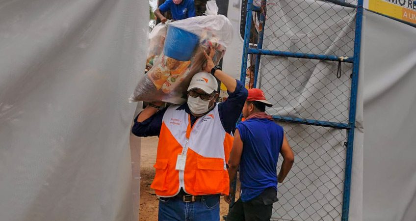 Entrega de alimentos a familias damnificadas en Bilwi.