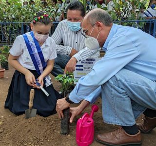 World Vision Nicaragua siembra árbol de la amistad.