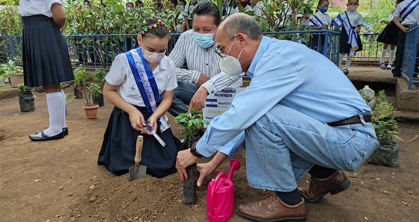 World Vision Nicaragua siembra árbol de la amistad.