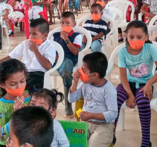Niñas y niños participan en el Festival Infantil 2021.