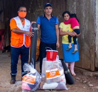 Don Alcides, de Pantasma, recibe ayuda humanitaria de World Vision.