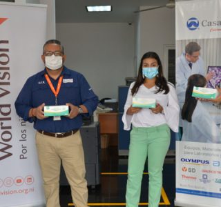 Casa Terán dona mascarillas a World Vision Nicaragua.