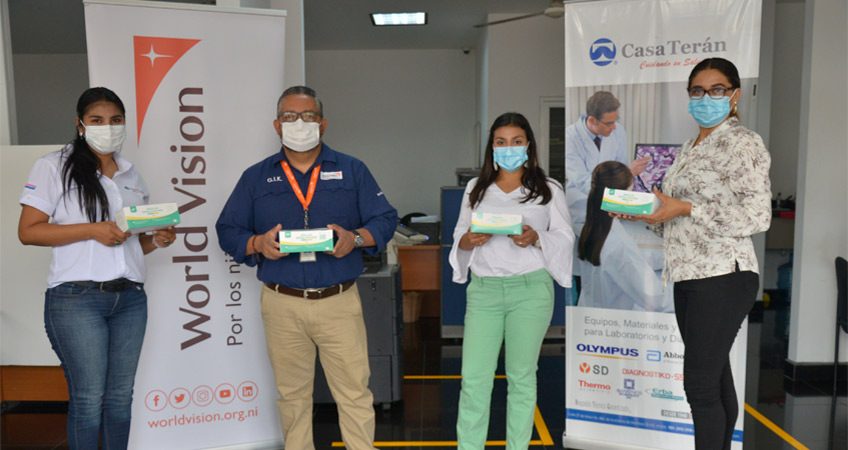 Casa Terán dona mascarillas a World Vision Nicaragua.