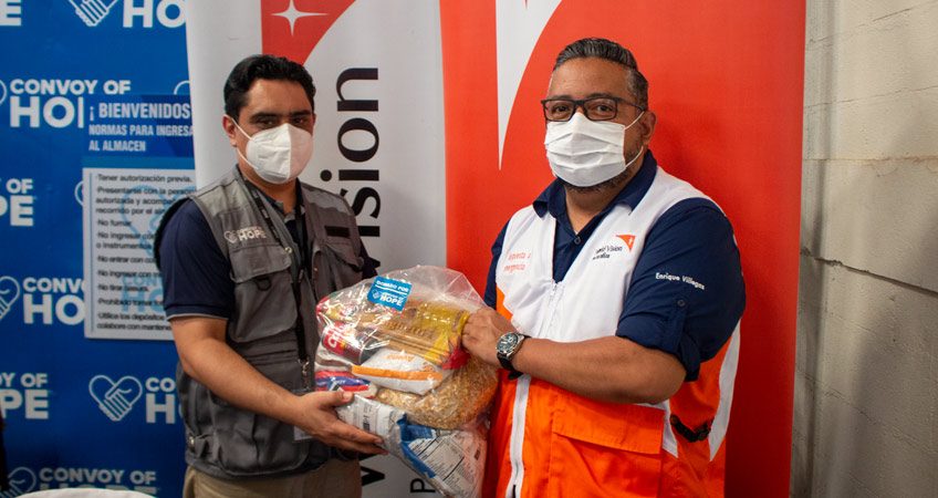 Osmani Altamirano Palacios, Director Nacional de Convoy of Hope Nicaragua, junto a Enrique Villegas, Coordinador Nacional de Donaciones en Especie de World Vision Nicaragua.