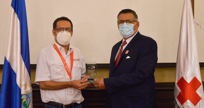 Cruz Roja nicaragüense entrega reconocimiento a World Vision Nicaragua.