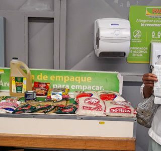 World Vision entrega cupones de alimentos a familias afectadas por COVID-19